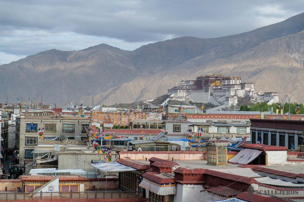 Vistas desde la terraza del Tashitakge Hotel Lhasa