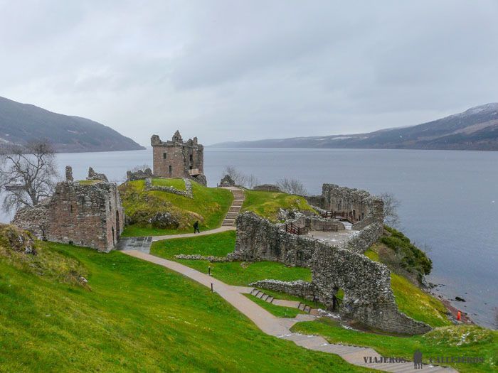 Castillo de Urqugart y el Lago Ness