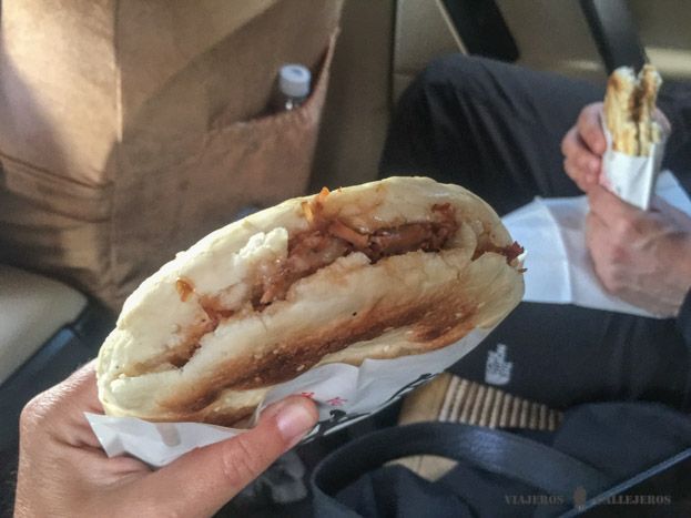 Comiendo un rou jia mo camino del Lago Yamdrok