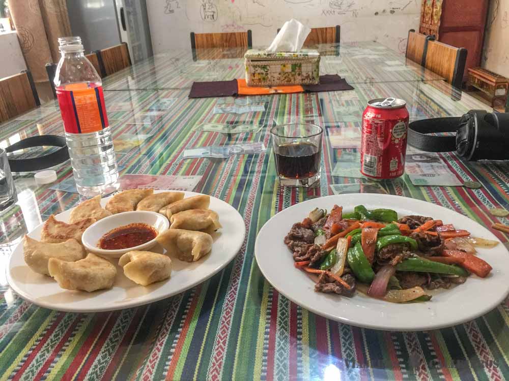 Comiendo en Tibetan Family Kitchen