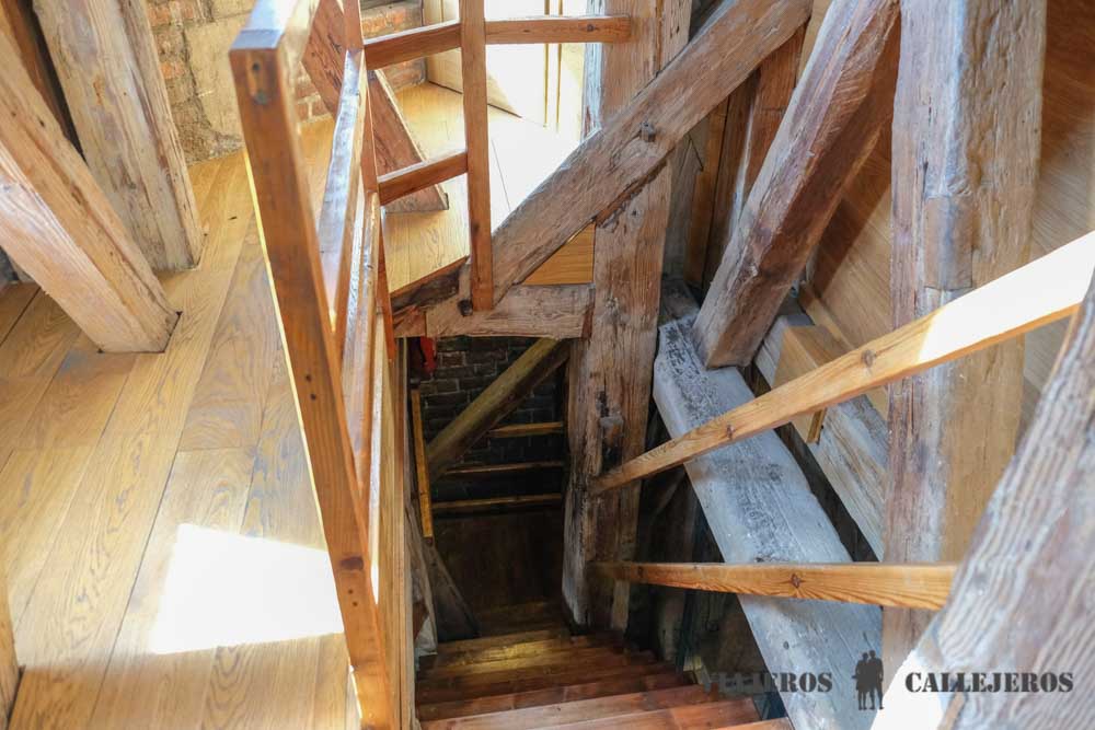 Escaleras a la Torre de la Basílica de Santa María