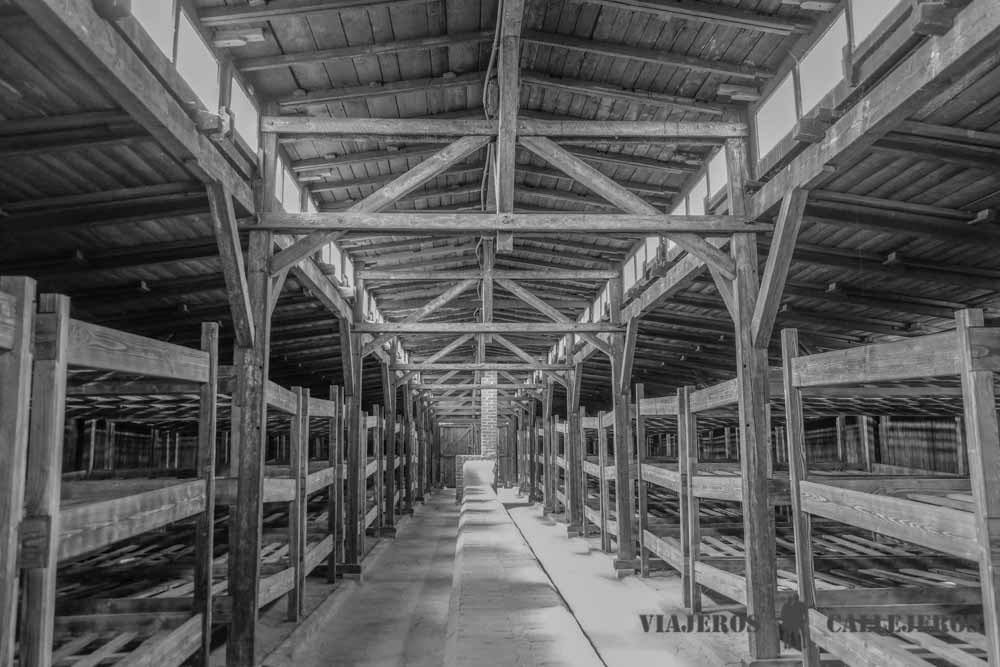 Literas en los barracones de Auschwitz II-Birkenau