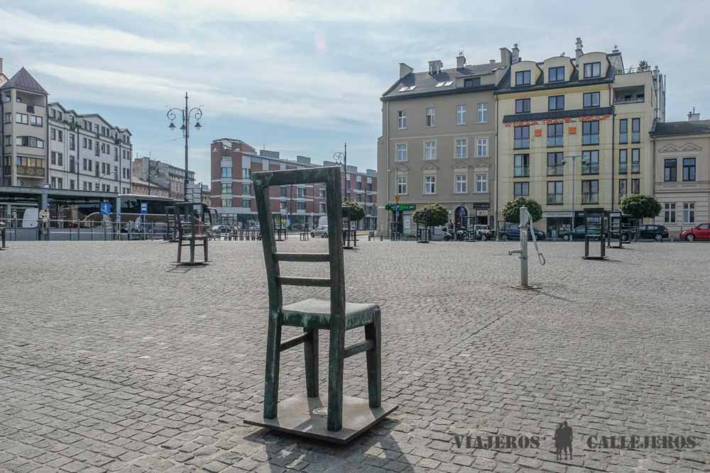 Monumento a las sillas en el Tour gratis en Cracovia por el gueto y el barrio de Podgórze en español