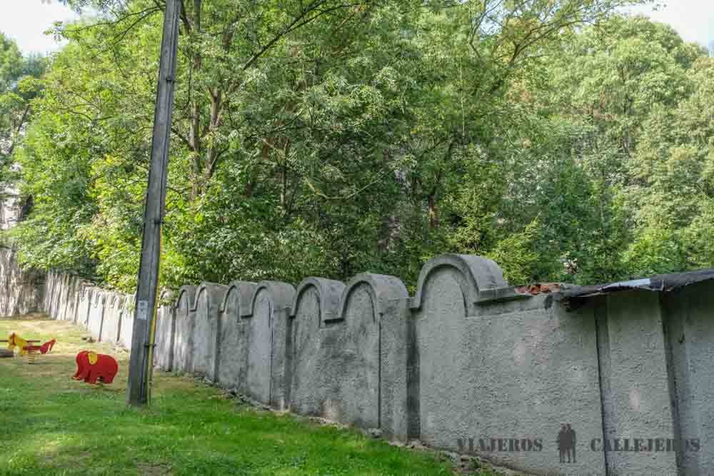 Fragmento del muro en Limanowskiego, 62.