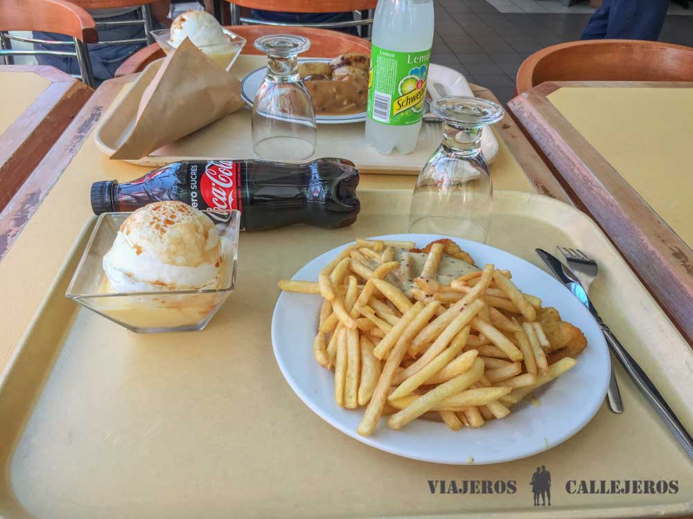 Comiendo en un área de servicio en Francia