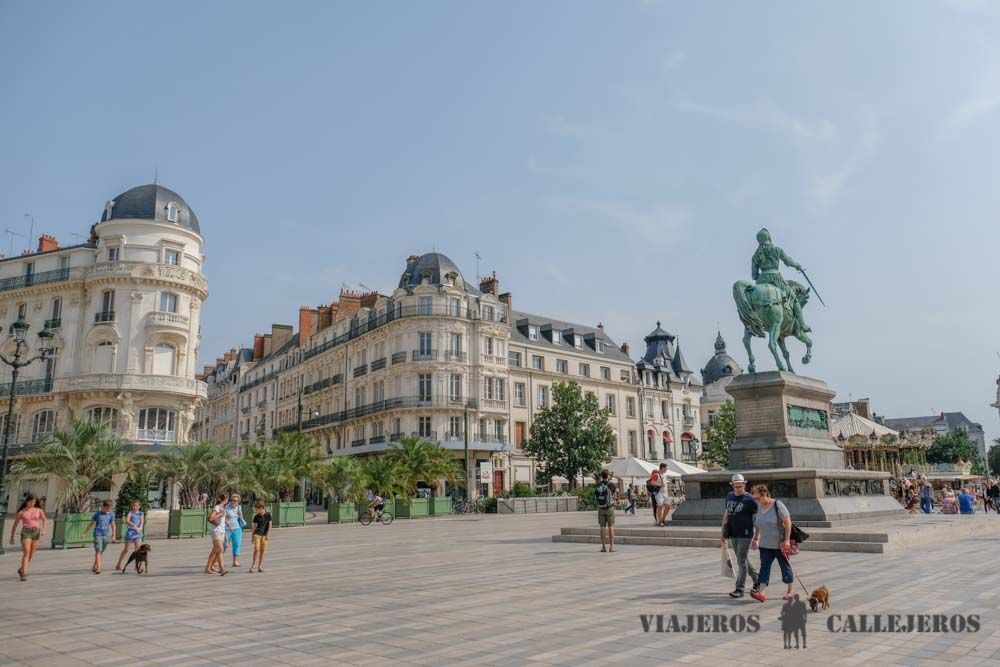 Estatua de Juana de Arco en la Place du Martroi
