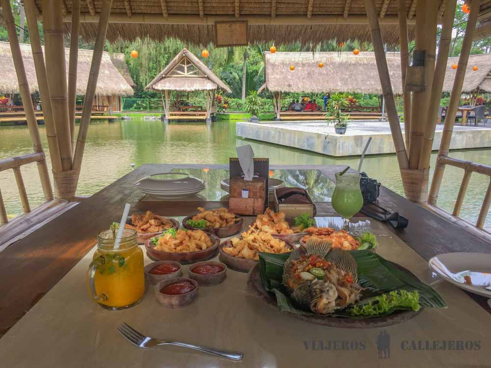 Comiendo en Bale Udang