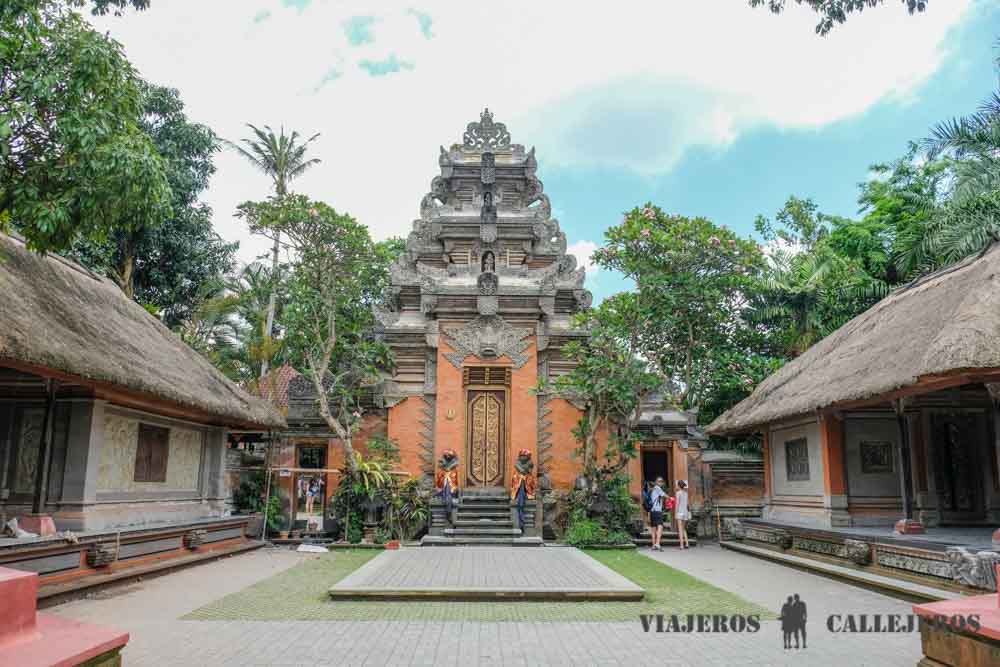 Visitar el Palacio, una de las cosas que hacer en Ubud