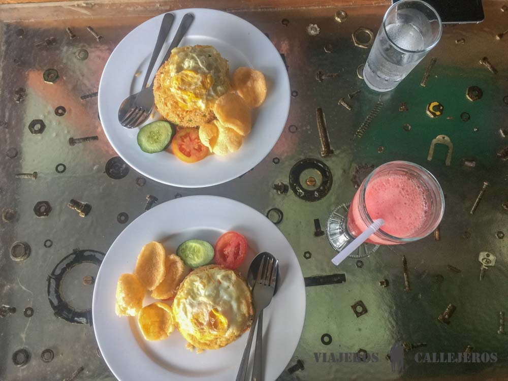 Comiendo en Warung Garasi