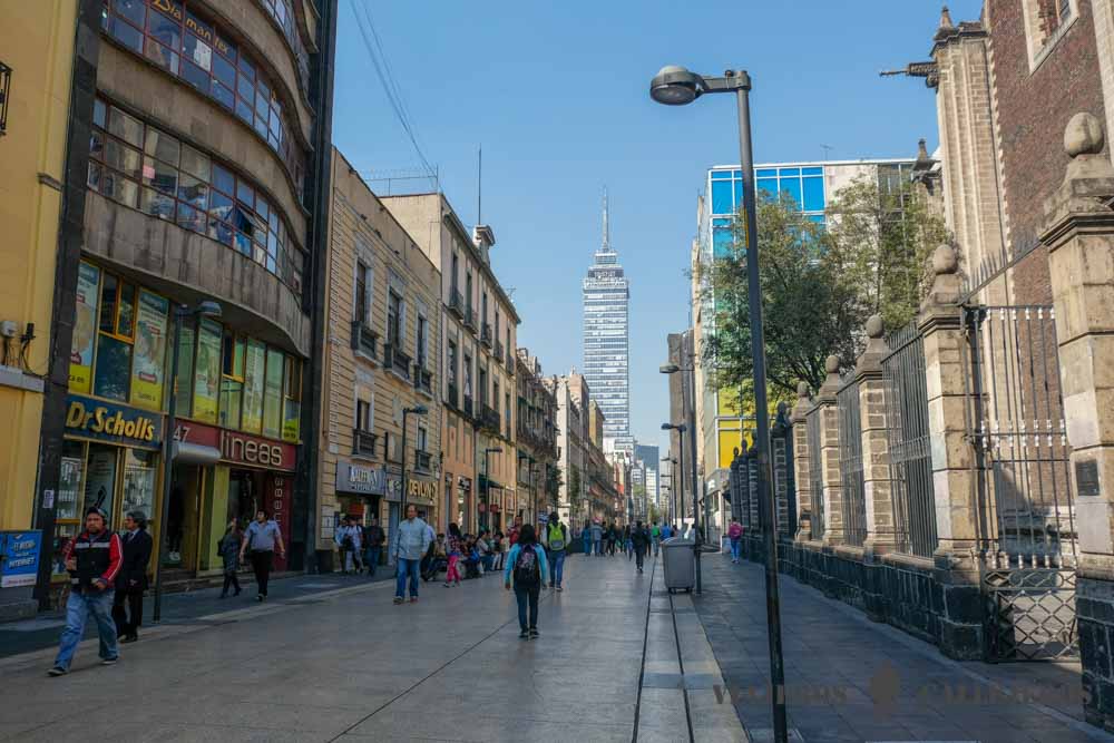 Torre Latinoamericana desde la Avenida Madero