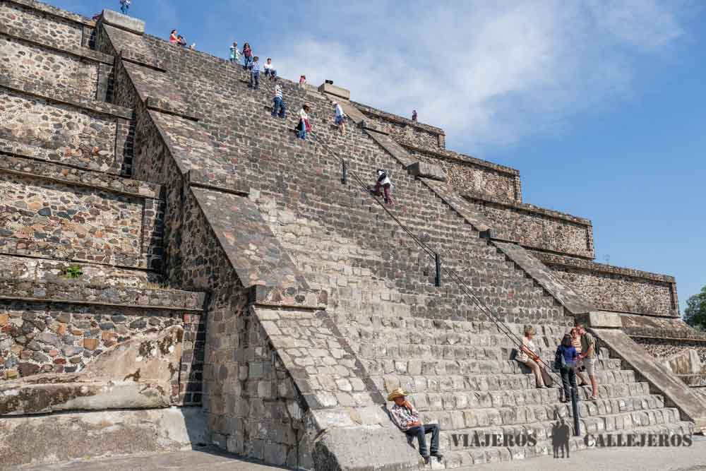 Escaleras de la pirámide de la Luna