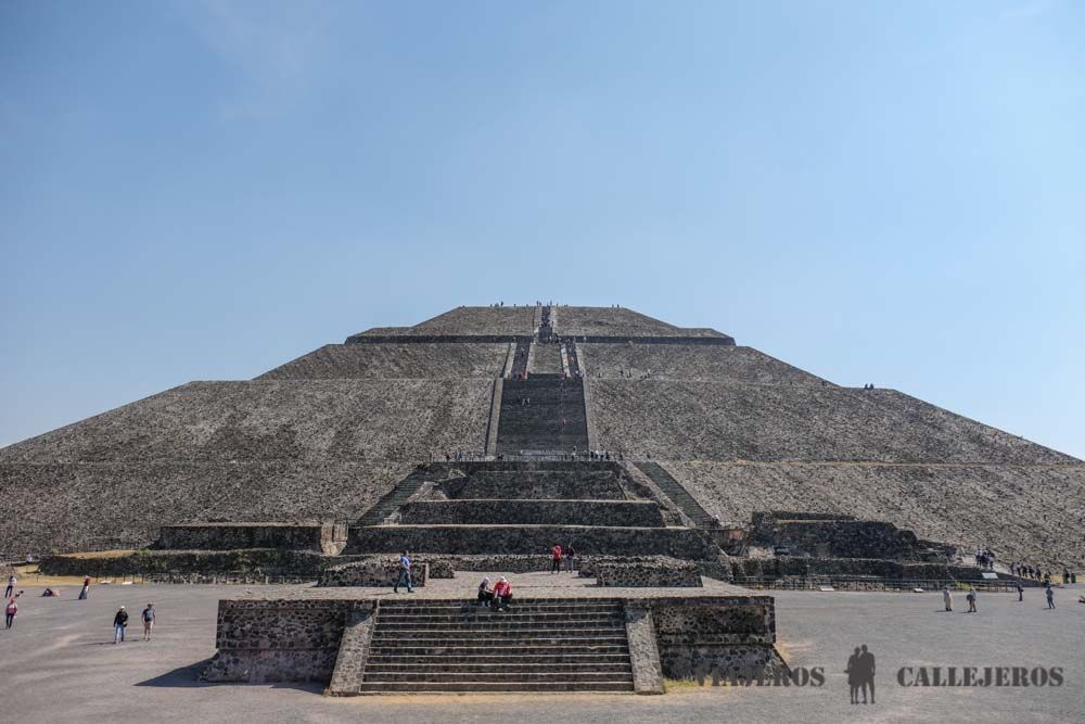 Vistas de la pirámide del Sol desde la Plaza del Sol