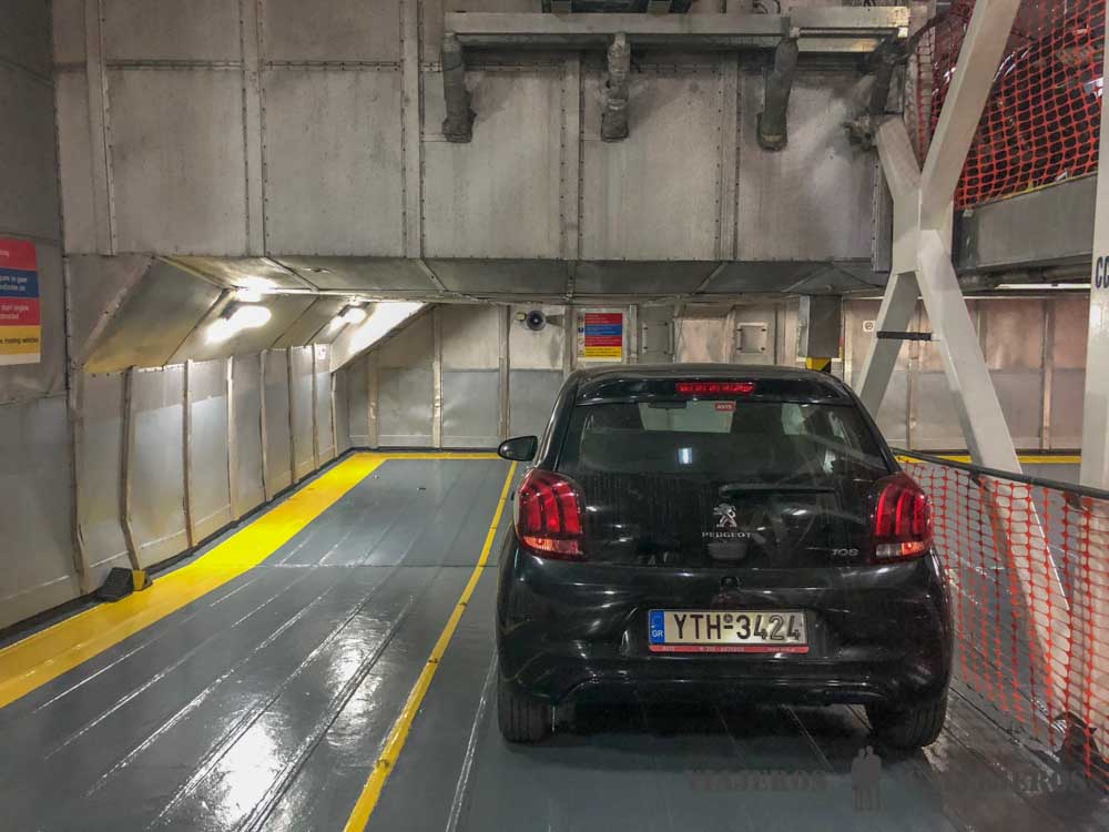 Coche en el ferry de Atenas a Mykonos