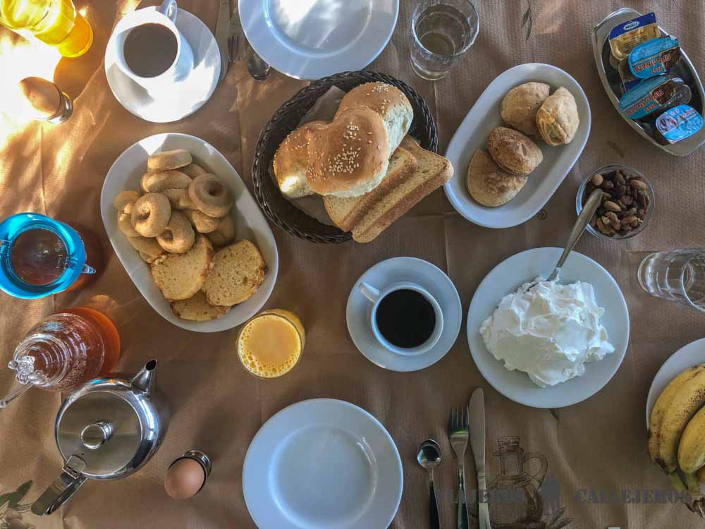 Desayuno en el hotel de Corinto