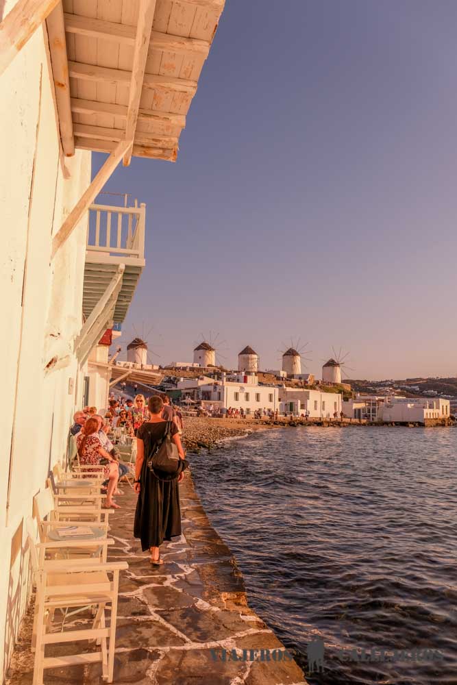 Paseo por Little Venice en Mykonos al atardecer