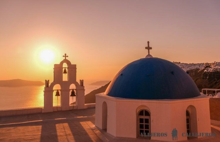 Atardecer desde un mirador del hotel a la iglesia griega ortodoxa de Firostefani