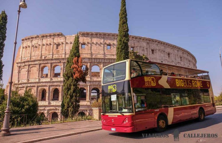 Autobús turístico con parada en el Coliseo de Roma