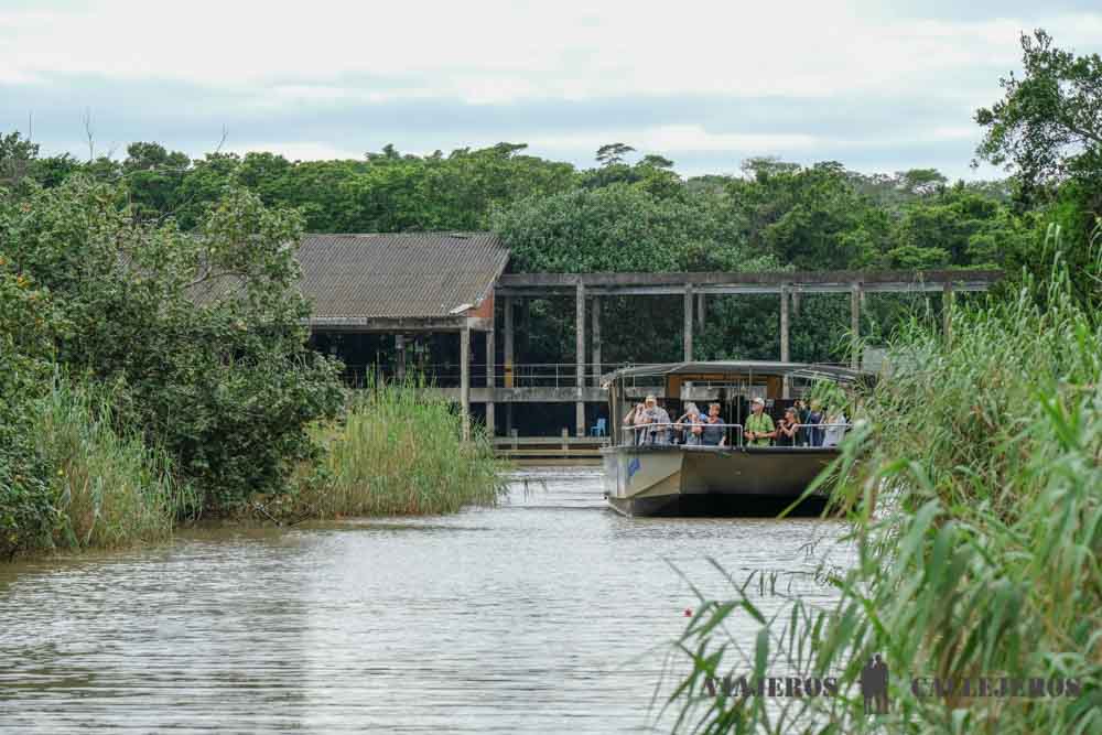 Barco para la excursión hipopótamos en Santa Lucía