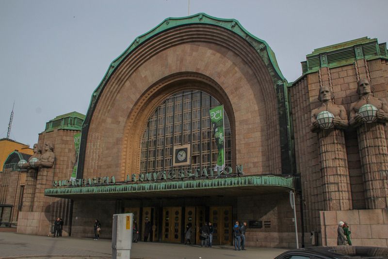 Estación Rautatientori, uno de los lugares que visitar en Helsinki<