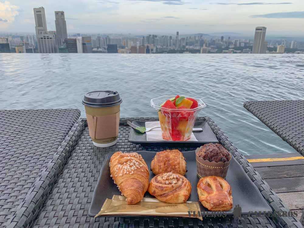 Desayuno en la piscina infinita