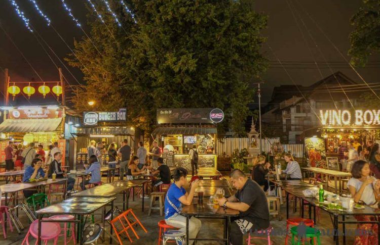Night Bazaar, otro de los lugares donde comer en Chiang Mai