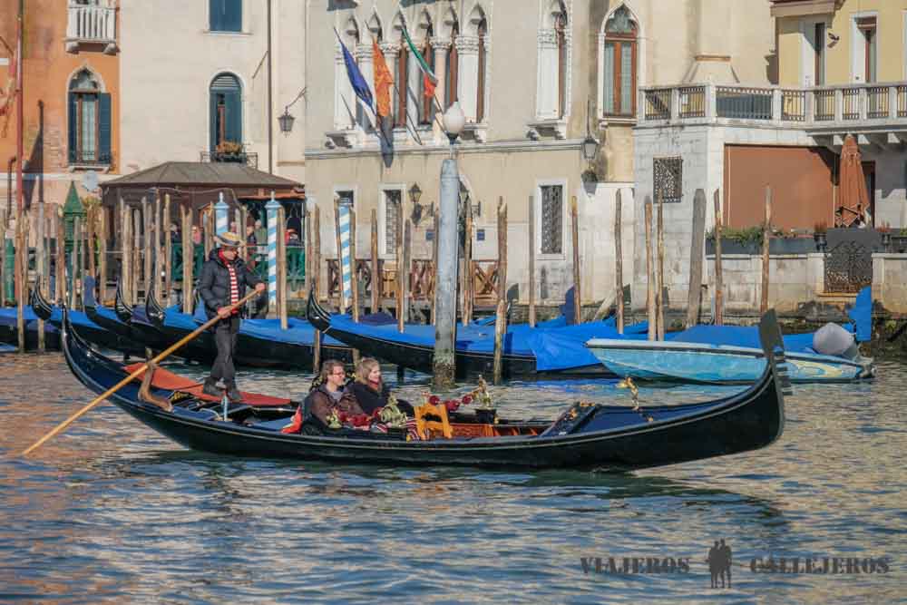 Dar un paseo en Góndola, uno de los mejores consejos para viajar a Venecia