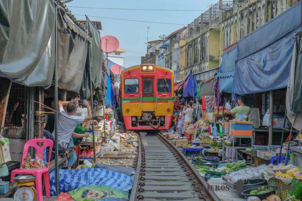 Excursión al mercado sobre la vía y al mercado flotante
