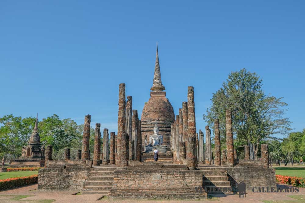 Ver atardecer en Wat Sa Si, una de las cosas que hacer en Sukhothai