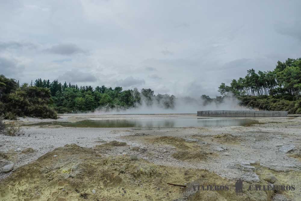 Sendero naranja en Wai-O-Tapu