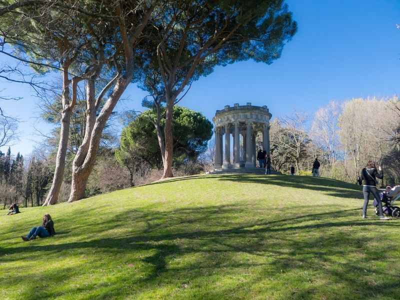 Recorrido por el por el parque El Capricho, uno de los mejores free tours en Madrid