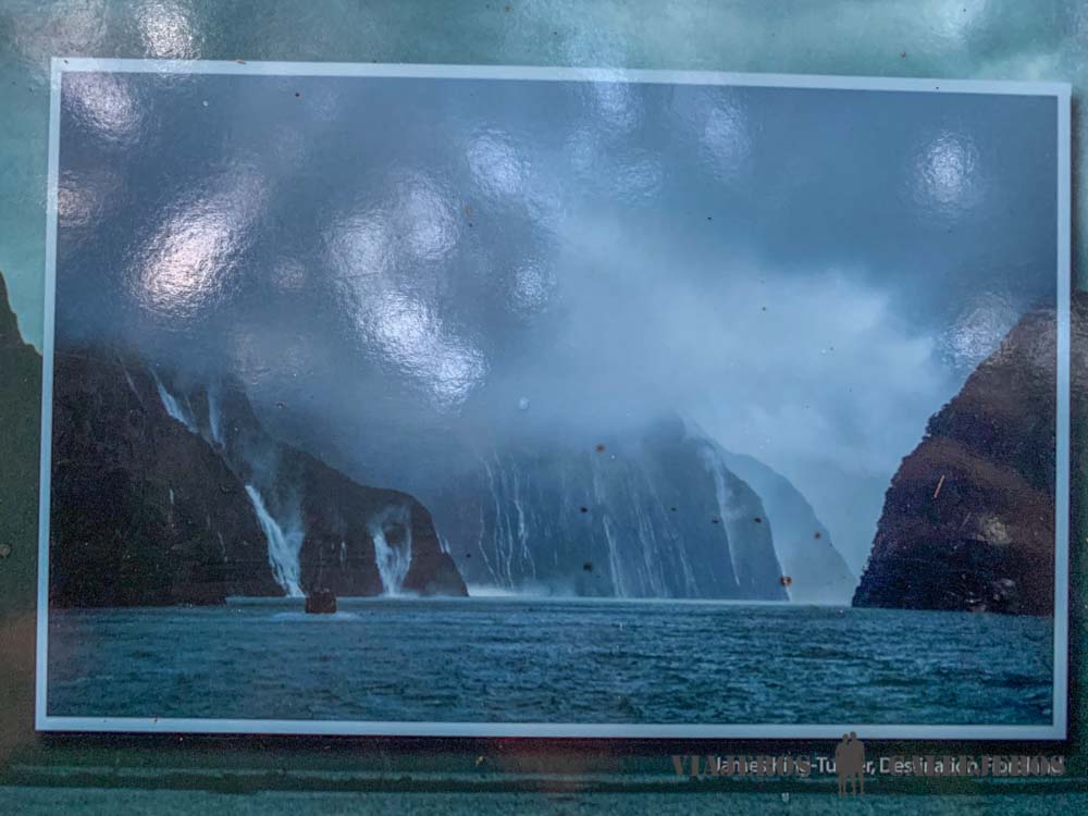 Postal de Milford Sound después de la lluvia