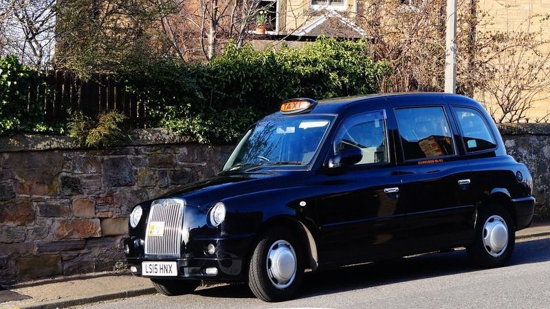 Taxi, una de las opciones para ir del aeropuerto de Edimburgo al centro