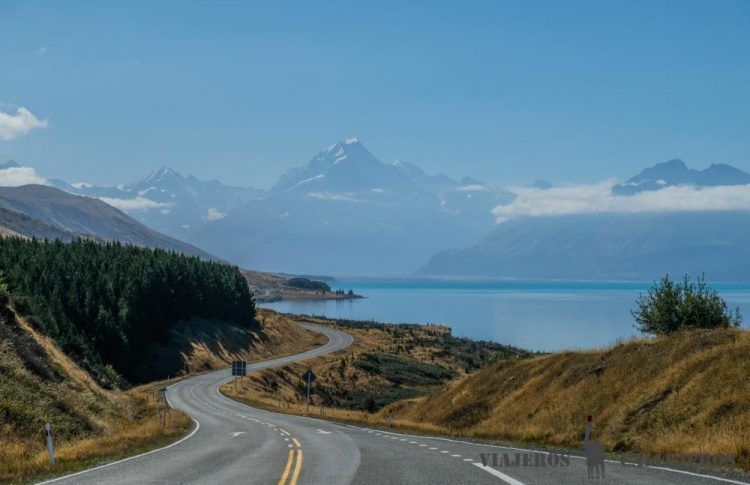 Carretera 80 del Lago Pukaki con el Aoraki al fondo