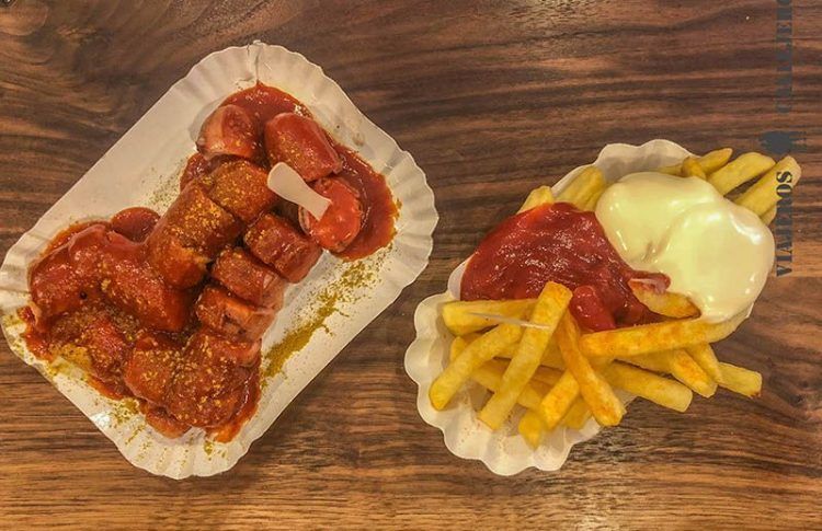 Currywurst, uno de los platos que probar en los restaurantes de Múnich