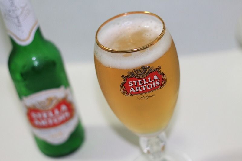 Probar una Stella Artois, una de las mejores cosas que hacer en Lovaina