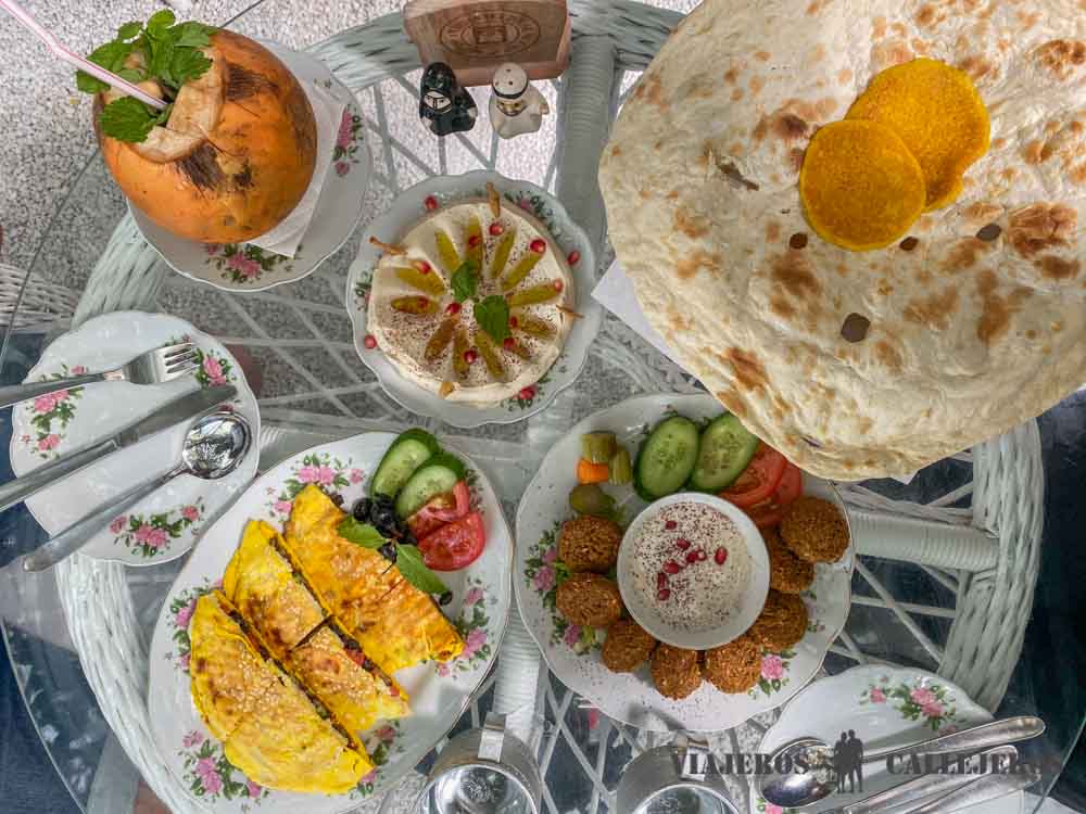 Comiendo en Arabian Tea House Restaurant Café