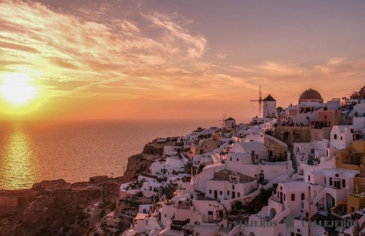 Atardecer en Oía en Santorini, uno de los destinos románticos del mundo