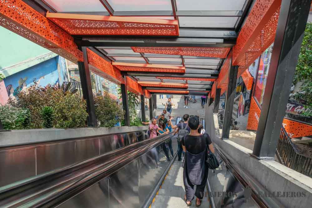 Escaleras eléctricas de la Comuna 13, otro de los lugares que ver en Medellín en dos días