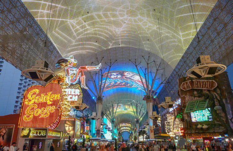 Fremont Street en el Downtown, otra de las opciones donde dormir en Las Vegas