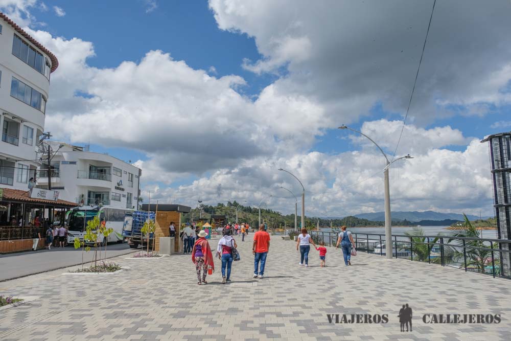 Malecón, uno de los lugares que ver en Guatapé