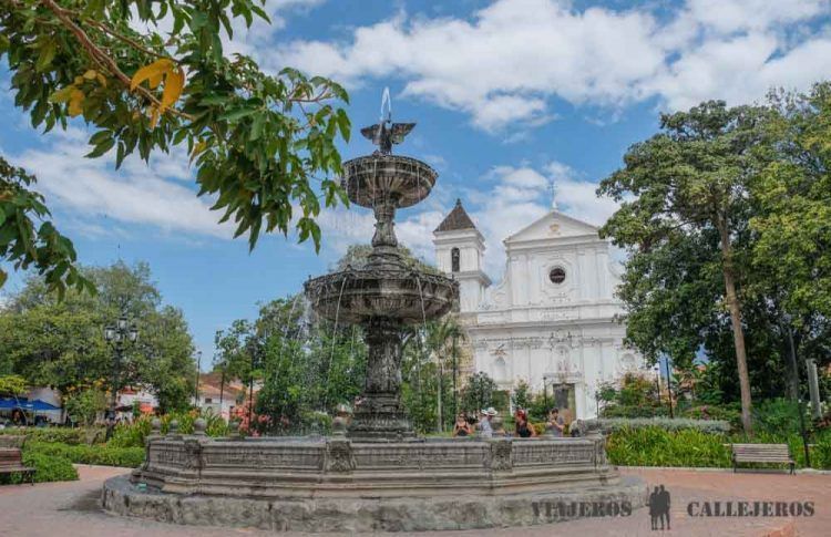 Visitar la Plaza Mayor Simón Bolívar, una de las cosas que hacer en Santa Fe de Antioquia