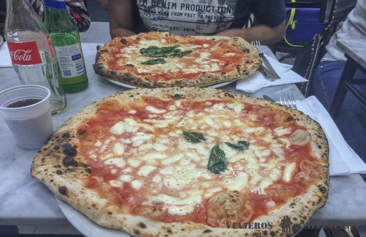 Pizzería Da Michele, uno de los lugares donde comer en Nápoles
