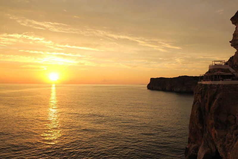Atardecer en la Cova Xoroi, una de las cosas que hacer en Menorca