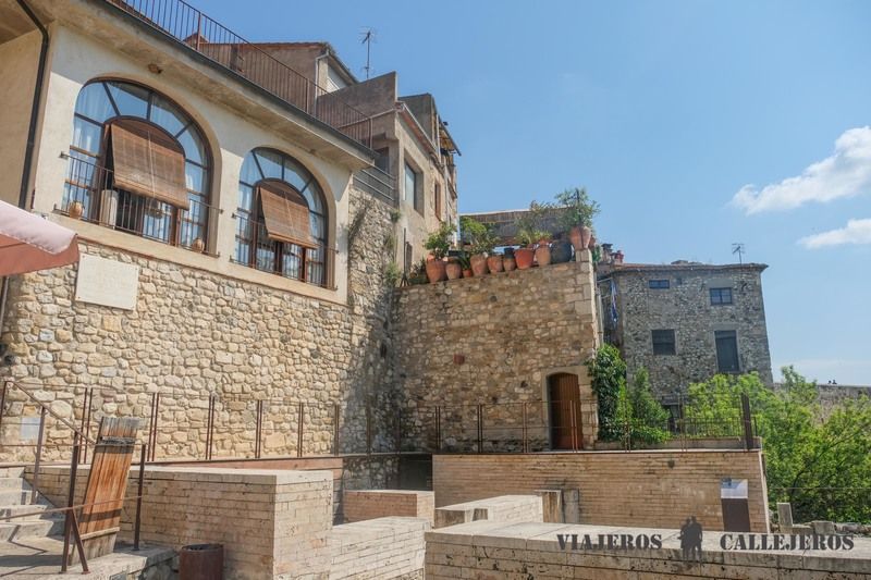 Acceso a la Mikvé, uno de los lugares que ver en Besalú