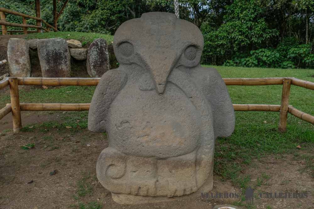 Escultura de águila en el Escultura del Parque Arqueológico de San Agustín