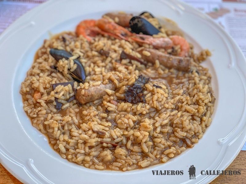 Comer arroz a la cazuela, una de las cosas que hacer en Peratallada