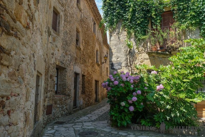 Les Placetes, otro de las calles que visitar en Pals