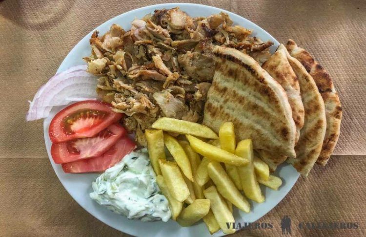 Souvlaki, uno de los platos que debes probar en los restaurantes en Santorini