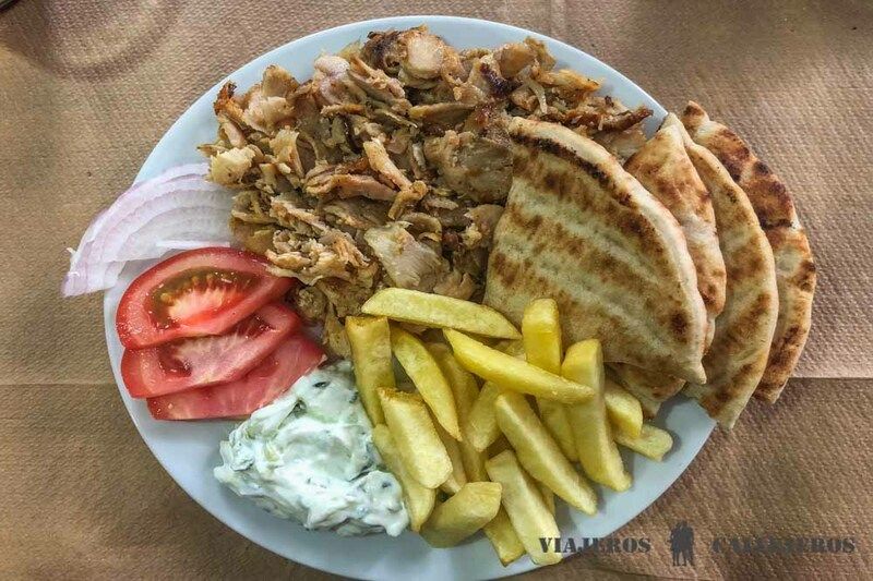 Souvlaki, uno de los platos que debes probar en los restaurantes en Santorini