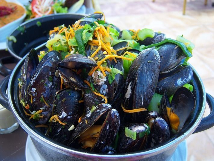 Moules avec frites, uno de los platos que no puedes perderte en los restaurantes en Gante